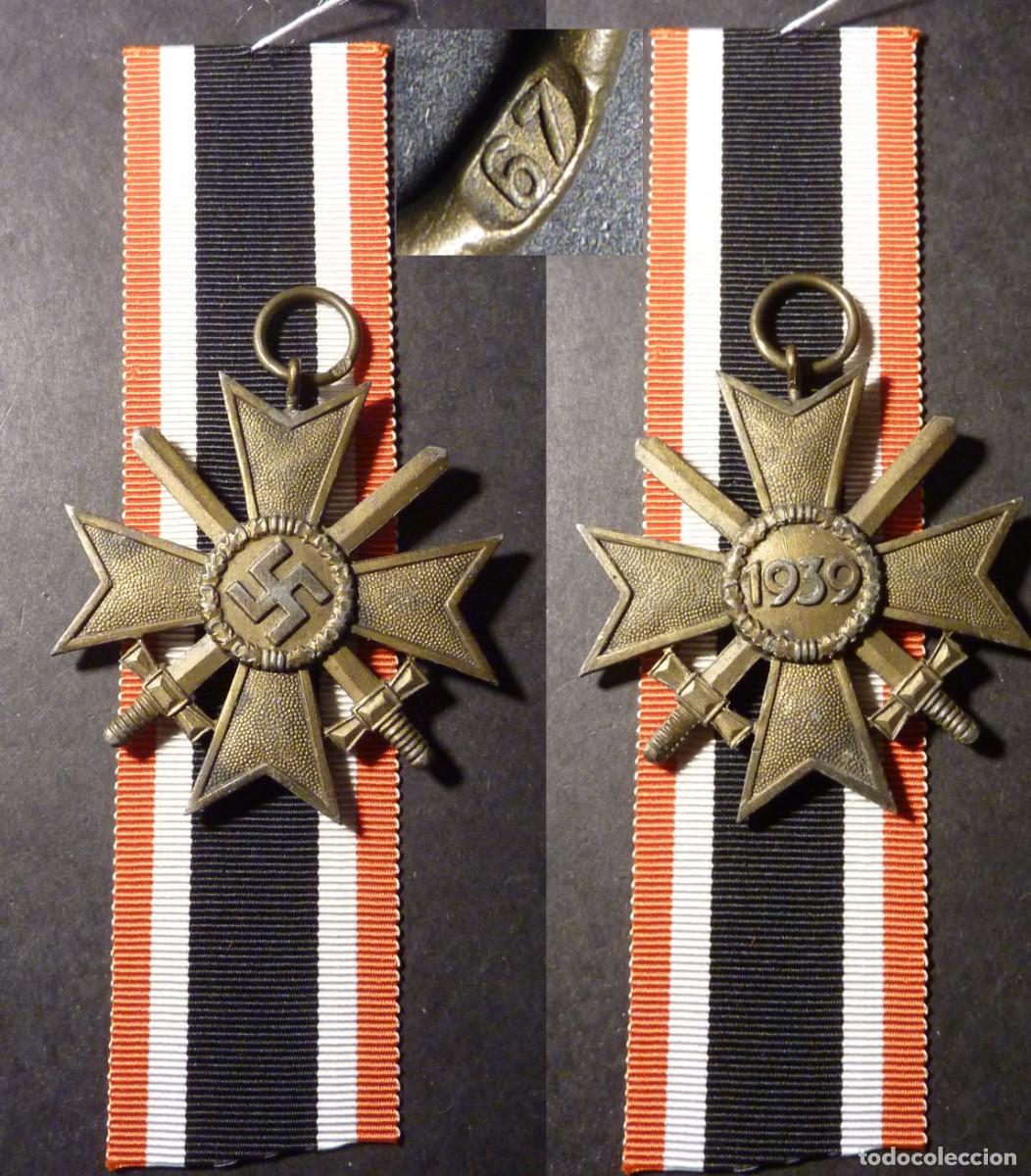 Militaria: Cruz al M&eacute;rito de Guerra de 2&ordf; Clase con Espadas KVK, firmado 67