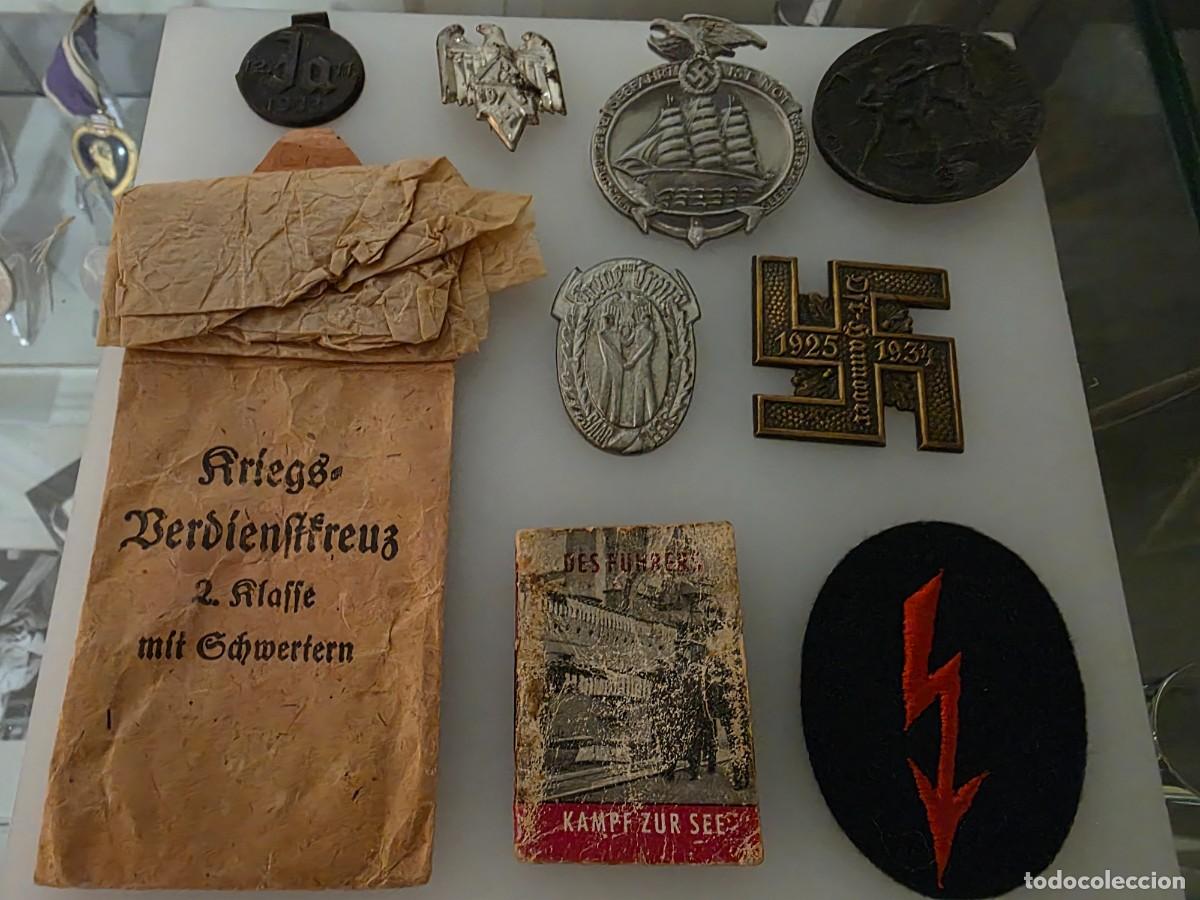 Militaria: Lote original Alemania Nazi / Tercer Reich IIWW &ndash; KVK, DRK, insignias, libretos y parche