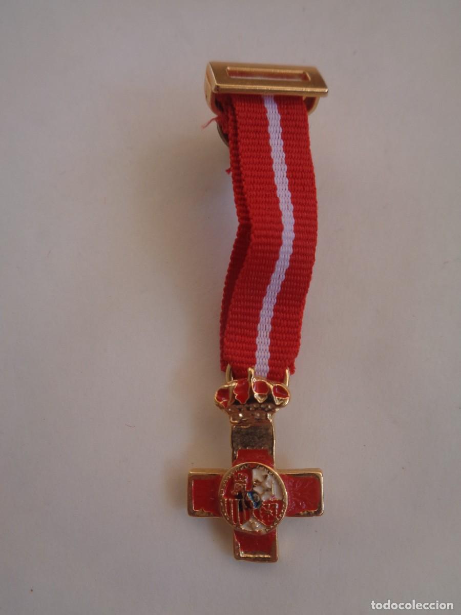 Militaria: MINIATURA DE LA MEDALLA CRUZ DEL MERITO MILITAR CON DISTINTIVO ROJO