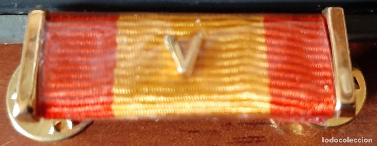 Militaria: PASADOR DE DIARIO - CONDECORACION AL VALOR SOBRE BANDERA DE ESPA&Ntilde;A