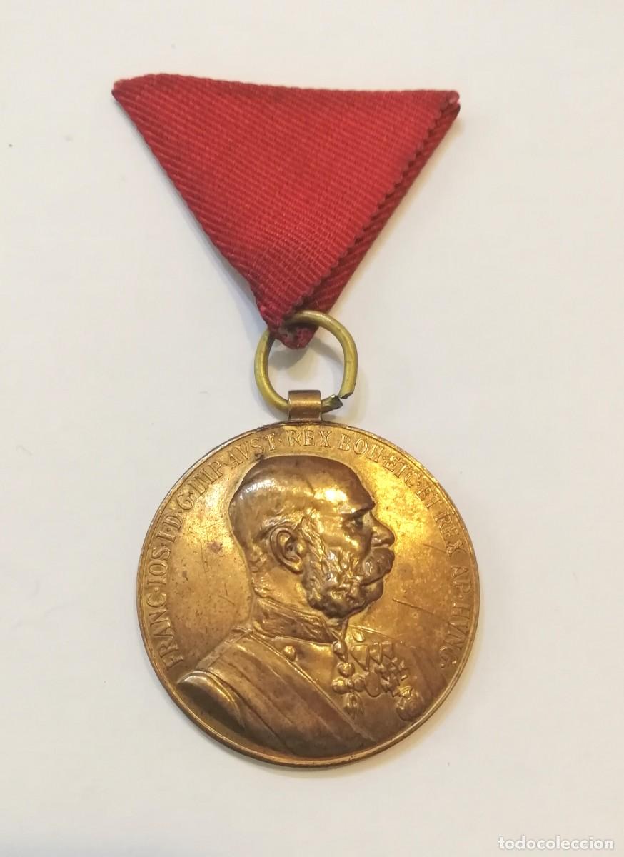 Militaria: Austria-Medalla conmemorativa 50 a&ntilde;os reinado Francisco 1, con su cinta roja orig.