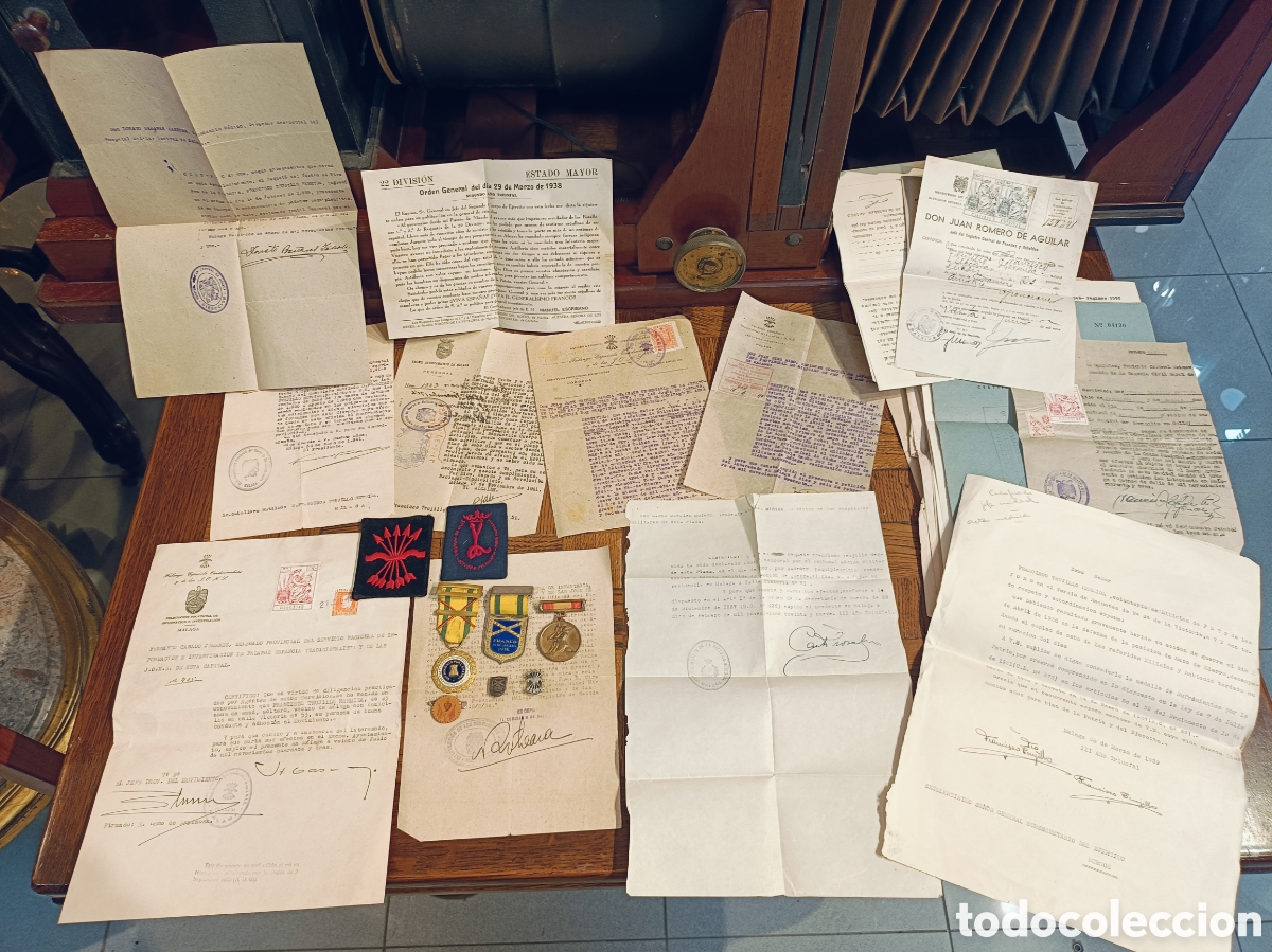 Militaria: GRAN LOTE MILITAR MEDALLAS , DOCUMENTOS, PARCHES, FALANGE ESPA&Ntilde;OLA, JUVENTUDES. GUERRA CIVIL MALAGA