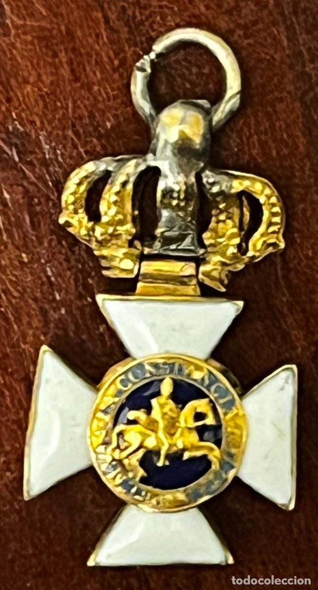 Militaria: Miniatura de la Orden de San Hermenegildo en oro 18k y esmaltes. Mide 2 x 1,1 cm y pesa 1,7 g aprox.