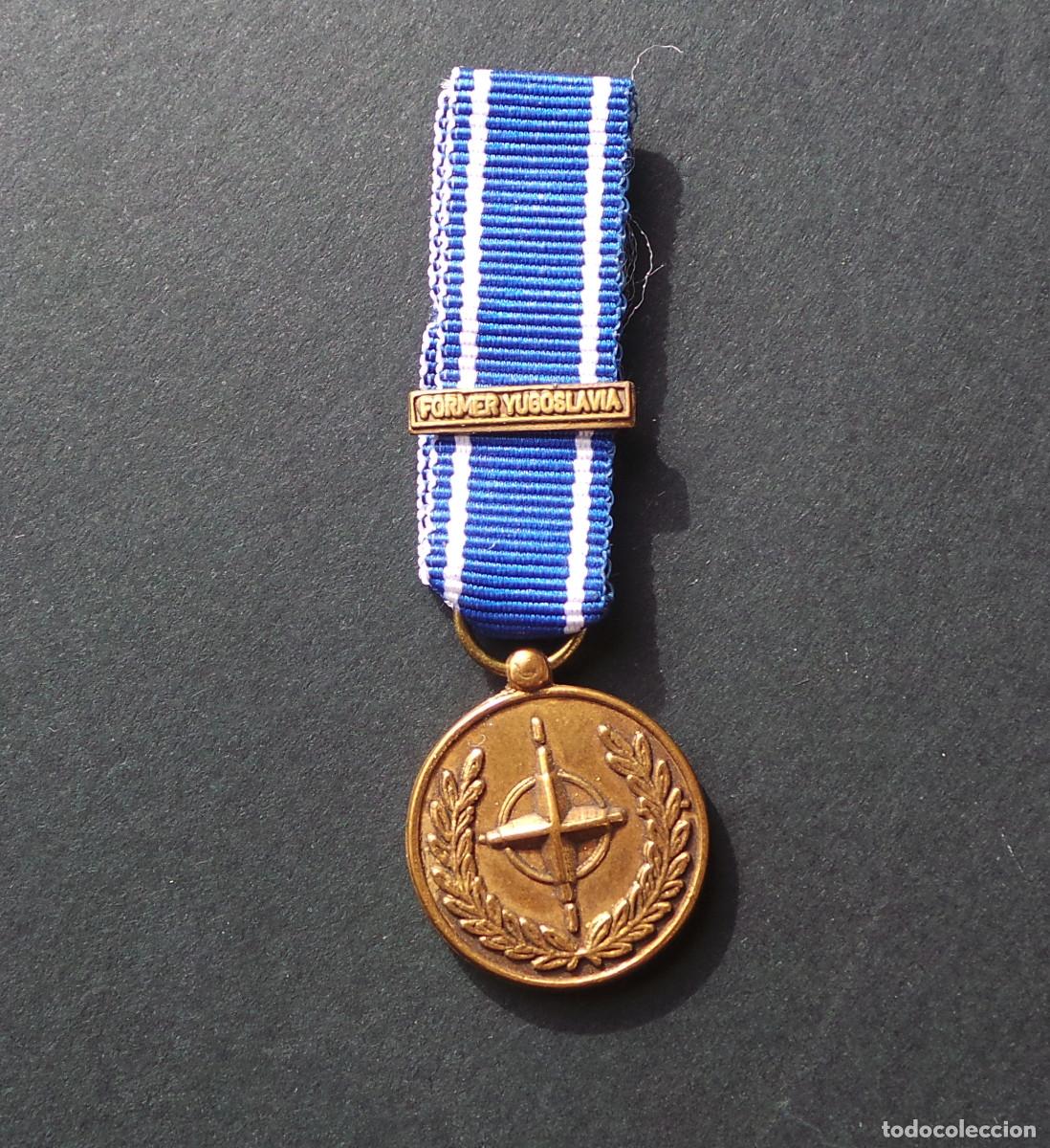 Militaria: MINIATURA MEDALLA OTAN (ORGANIZACI&Oacute;N DEL TRATADO DEL ATL&Aacute;NTICO NORTE) PARA LA ANTIGUA YUGOSLAVIA.