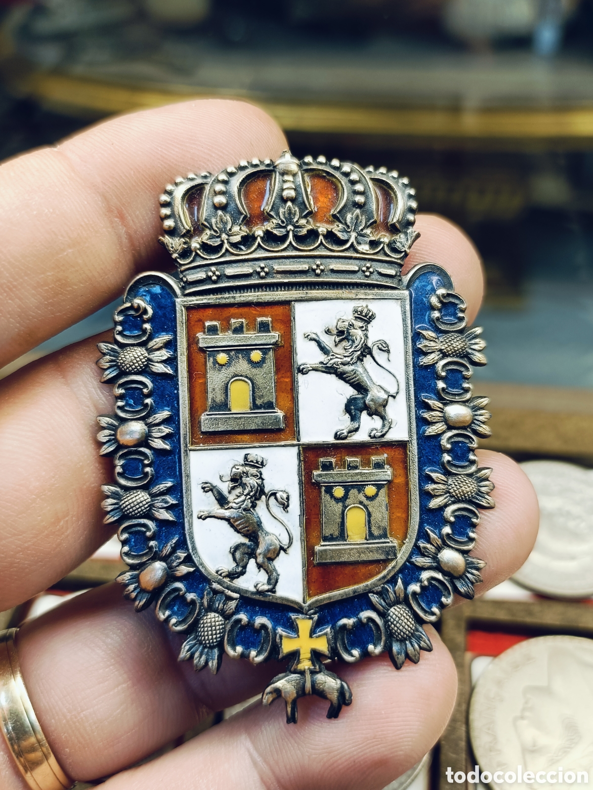 Militaria: ANTIGUA INSIGNIA, PLACA CON ALFILER. REALIZADA EN PLATA Y ESMALTE. ESCUDO DE ARMAS CASTILLA Y LEON .