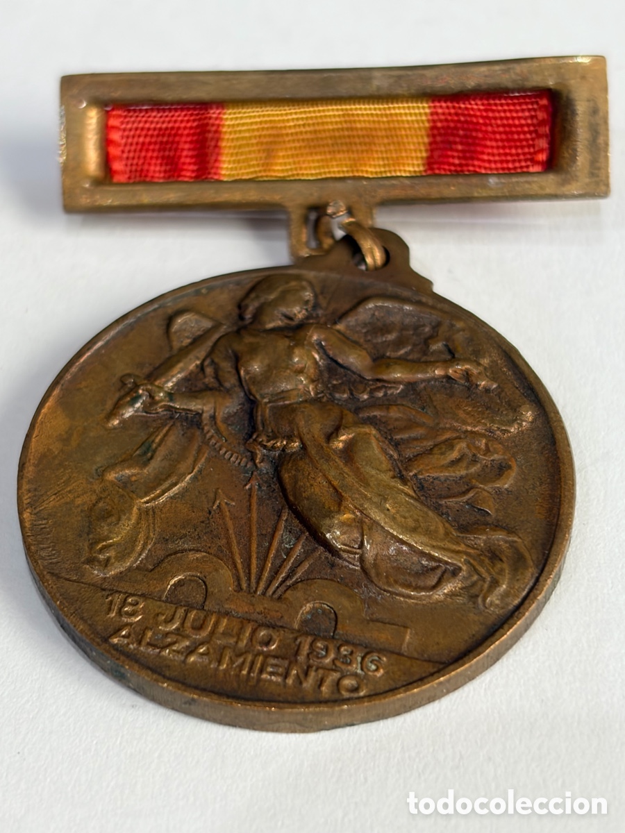 Militaria: Medalla Alzamiento y Victoria 1936 / 1939 - Guerra Civil -