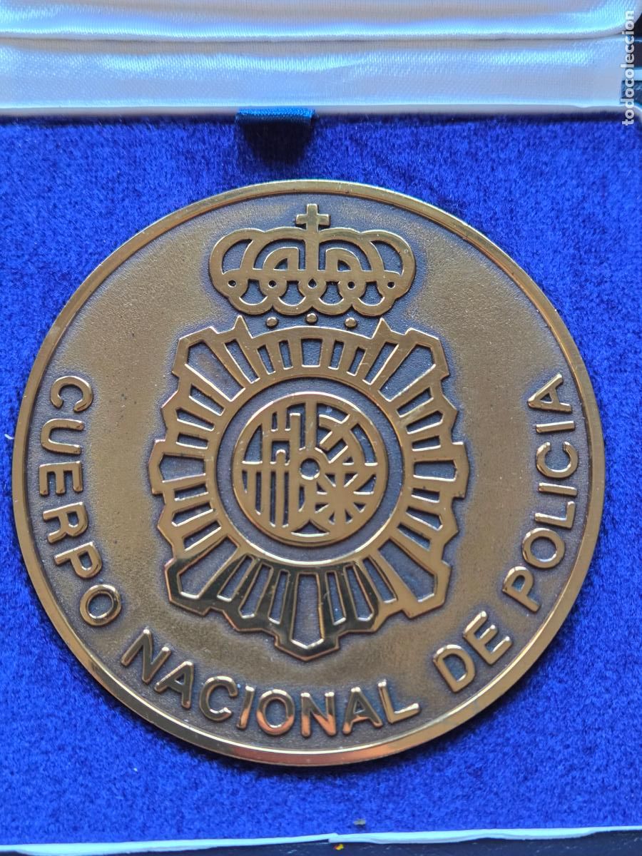 Militaria: MEDALLA CUERPO NACIONAL DE POLICIA CON CAJA MINISTERIO DEL INTERIOR