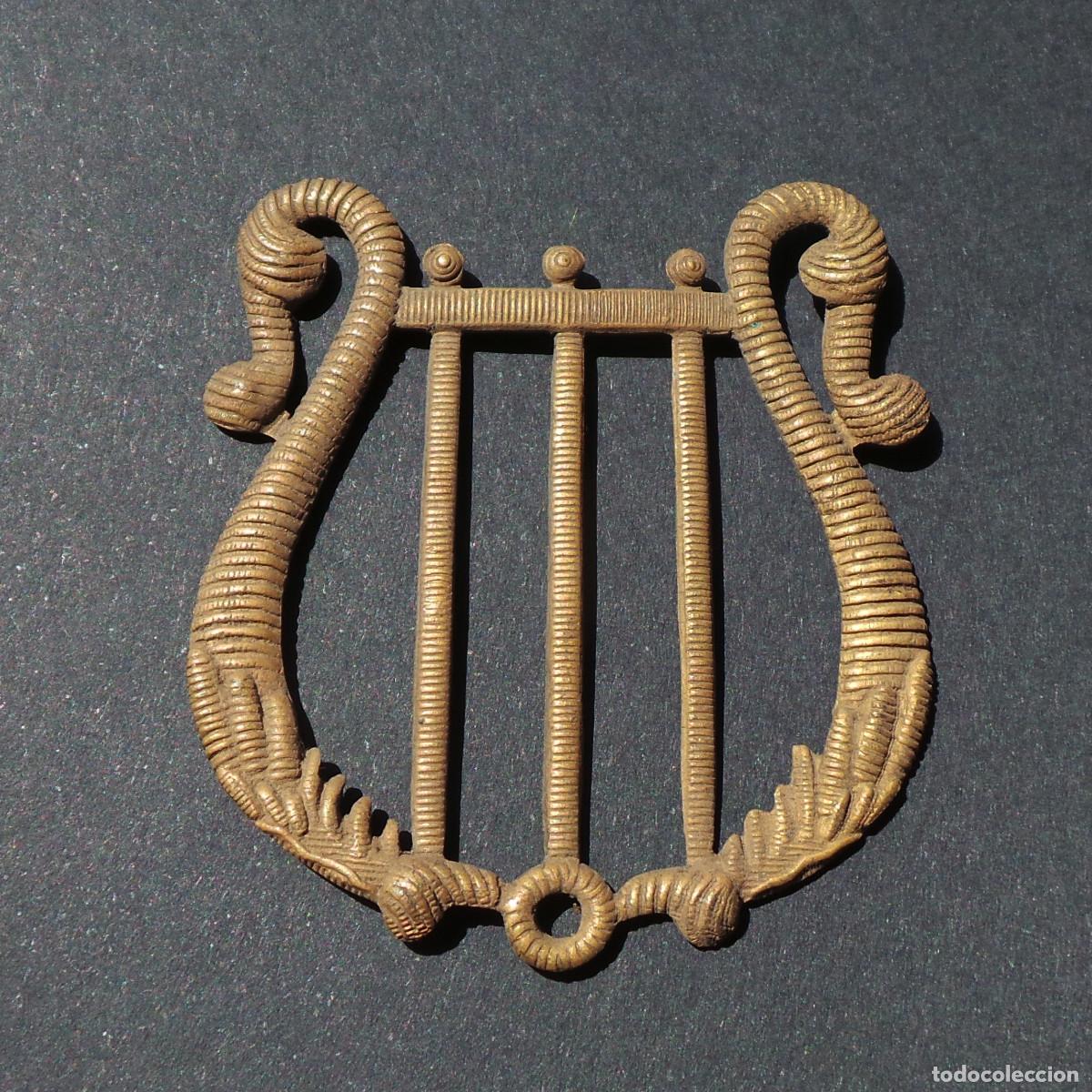 Militaria: DISTINTIVO LIRA.(CUERPO DE MUSICOS). PARA GORRA DE PLATO 5,5 CM DE ALTA