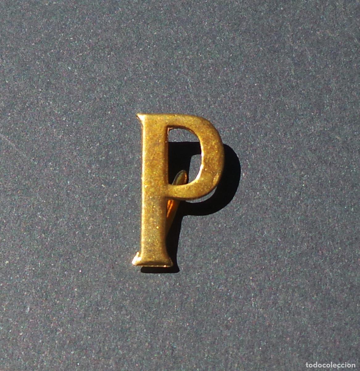 Military Antiques: INSIGNIA DISTINTIVO LETRA P.- 2 CM DE ALTO. APROX.
