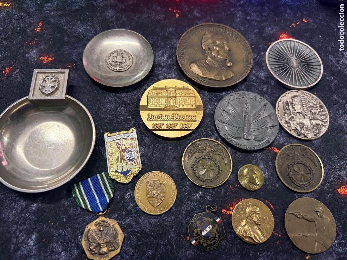 Militaria: Lote medallas vintage internacionales + Porsche + n&aacute;utica + historia (1,3 kg)