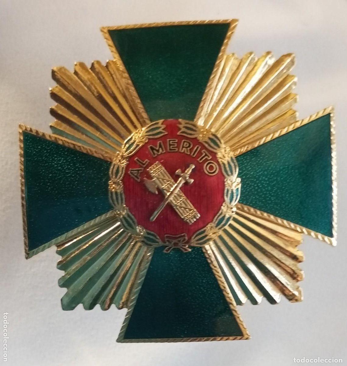 Militaria: Placa de la Cruz del M&eacute;rito de la Guardia Civil, distintivo Rojo. Ejemplar de finales de la d&eacute;cada d