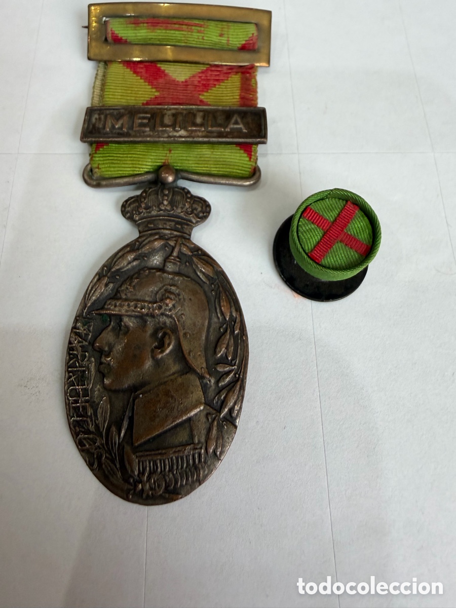 Militaria: Medalla y bot&oacute;n de ojal de la Medalla de Marruecos Alfonso XIII con aspa de herido -