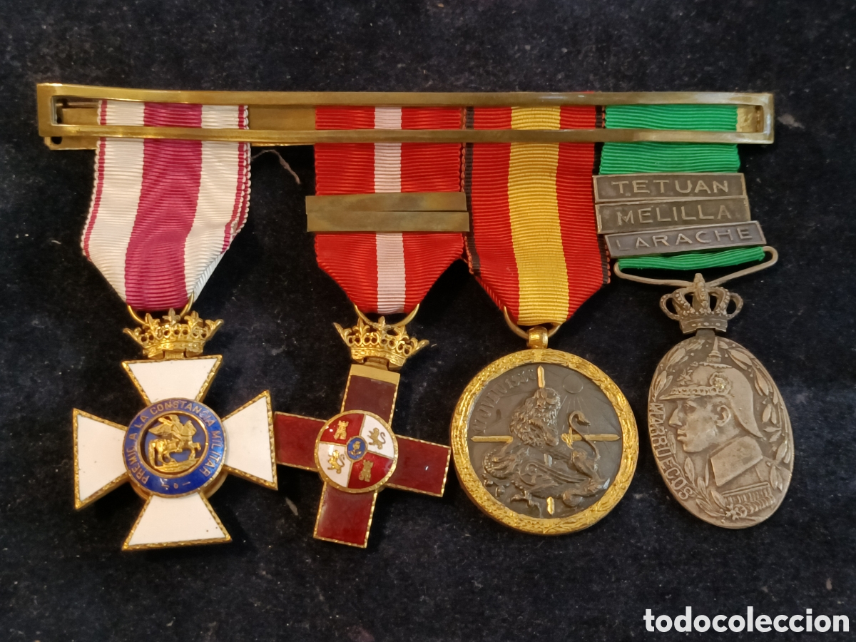Militaria: Alfiler con cuatro medallas.