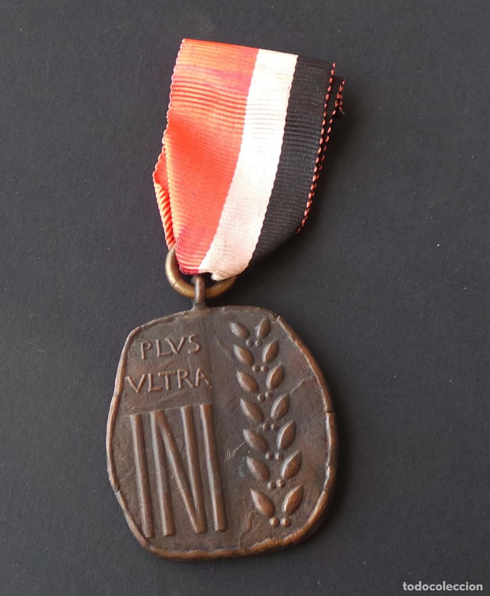 Militaria: MEDALLA DEL INSTITUTO NACIONAL DE INDUSTRIA (INI) DE ESPA&Ntilde;A, CONOCIDA COMO LA MEDALLA PLUS ULTRA.