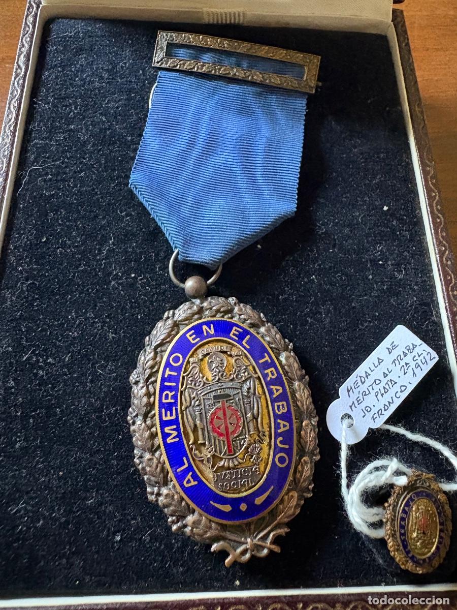 Militaria: Medalla y miniatura al m&eacute;rito en el trabajo