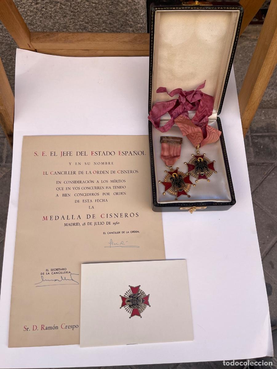Militaria: Encomienda al cuello de la Orden de Cisneros medalla Condecoraci&oacute;n &Eacute;poca Franco Falange caja papeles