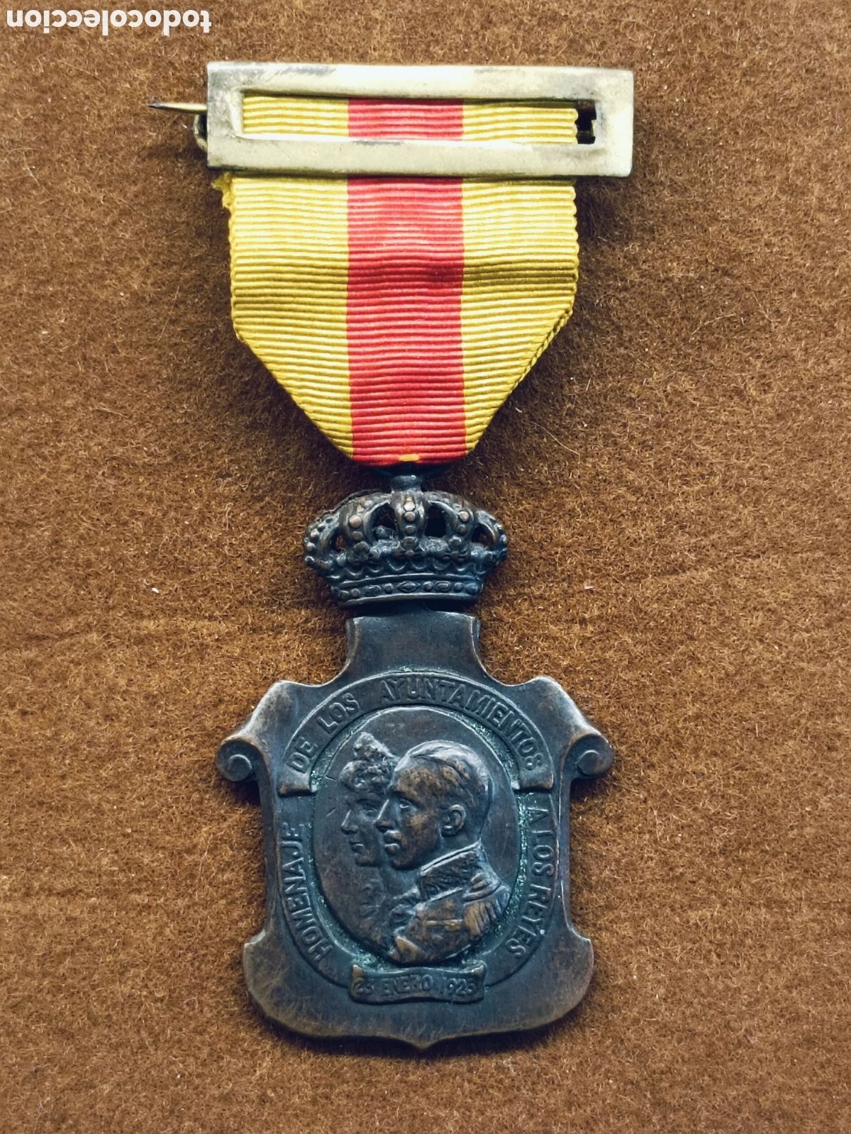 Militaria: MEDALLA HOMENAJE DE LOS AYUNTAMIENTOS A LOS REYES. TODOS Y TODO POR LA PATRIA. 23 DE ENERO DE 1925.