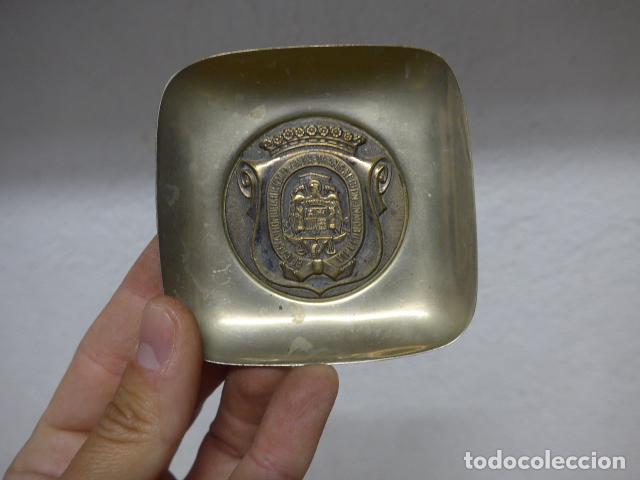 Militaria: Antigua medalla al merito inmobiliario, colegio de Barcelona, 1969, puesta en bandeja
