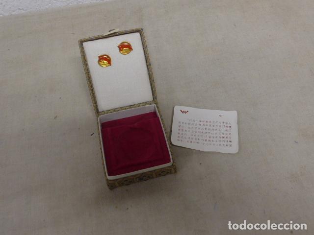 Militaria: Antigua caja de medalla china con 2 insignias de la China comunista