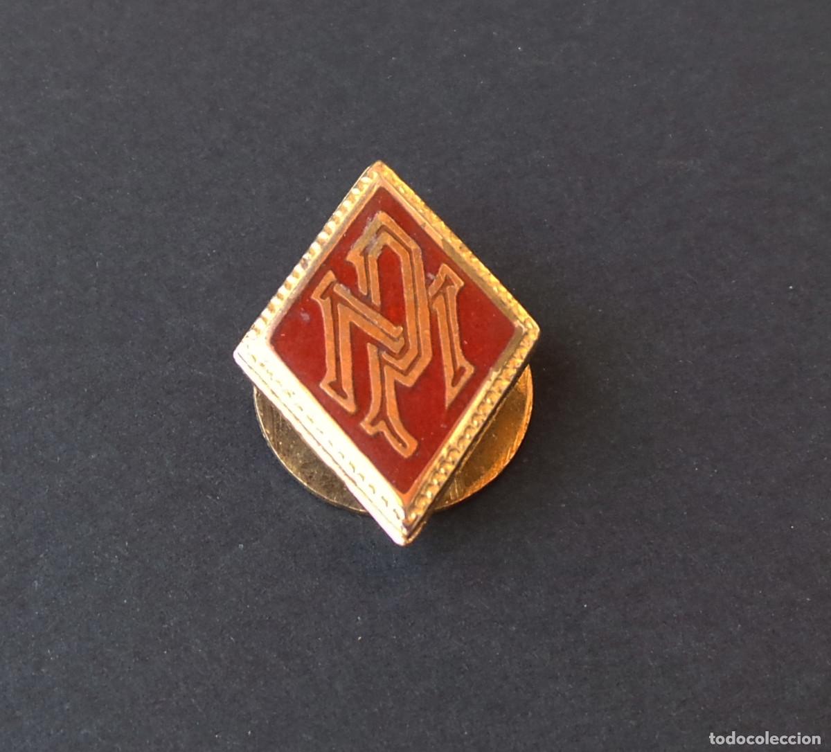 Militaria: INSIGNIA DE SOLAPA. POLIC&Iacute;A MUNICIPAL. ROJA.