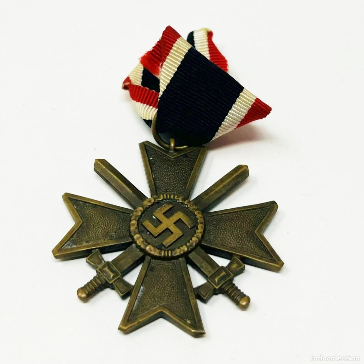 Militaria: Cruz al M&eacute;rito de Guerra 2&ordf; Clase con Espadas KVK 1939 Original con Cinta Alemania IIGM