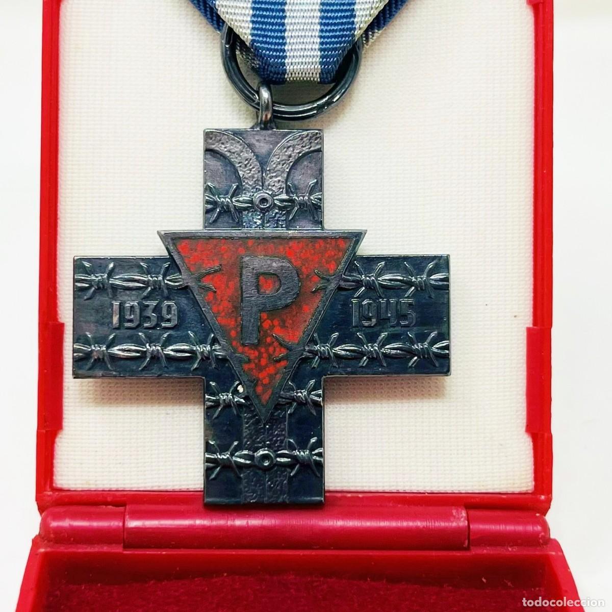 Militaria: Cruz de Auschwitz (Krzyż Oświęcimski) &ndash; Rep&uacute;blica de Polonia (Variante RP) &ndash; Con Estuche Original