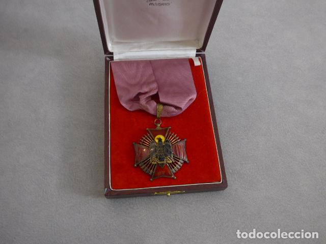 Militaria: Antigua medalla de cuello del Orden de Cisneros en plata dorada, en su caja. Falange.