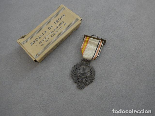 Militaria: Antigua medalla ORIGINAL de la Division Azul en su caja de origen. Modelo Diez y compa&ntilde;ia.