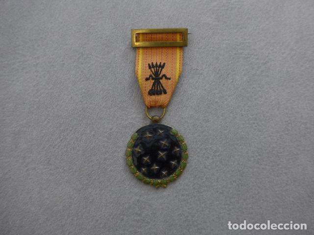 Militaria: Antigua medalla original de la vieja guardia de Falange, marcada de 1934. Guerra civil