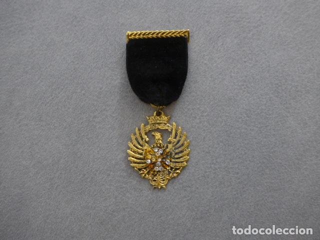 Militaria: Antigua medalla de la Division Azul para viudas ? raro formato.