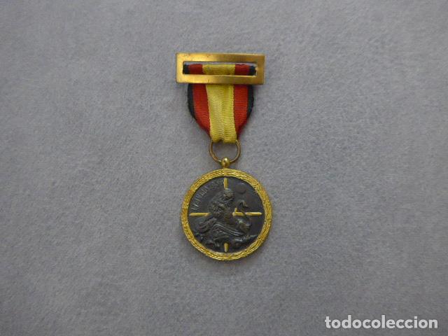 Militaria: Antigua medalla de la campa&ntilde;a de guerra civil, original.