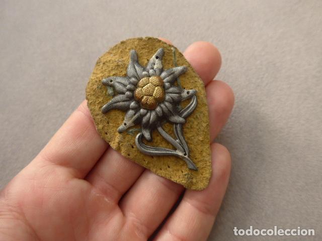 Militaria: Antigua insignia o emblema aleman de monta&ntilde;a, edelweiss, original de II Guerra Mundial. Alemania