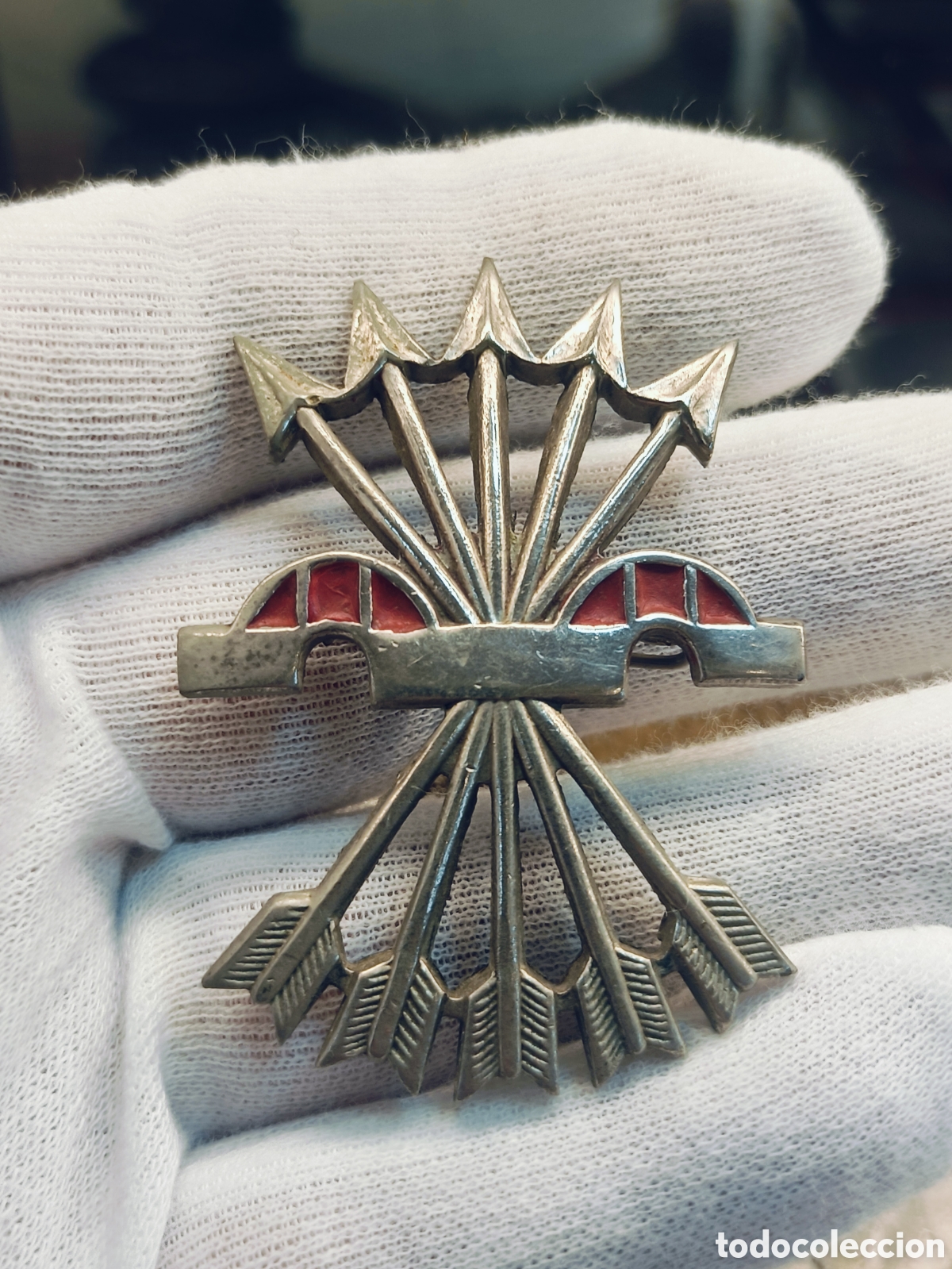 Militaria: ANTIGUA INSIGNIA GRANDE DE PECHO AGUJA - YUGO Y LAS FLECHAS - FALANGE ESPA&Ntilde;OLA - 55 MM
