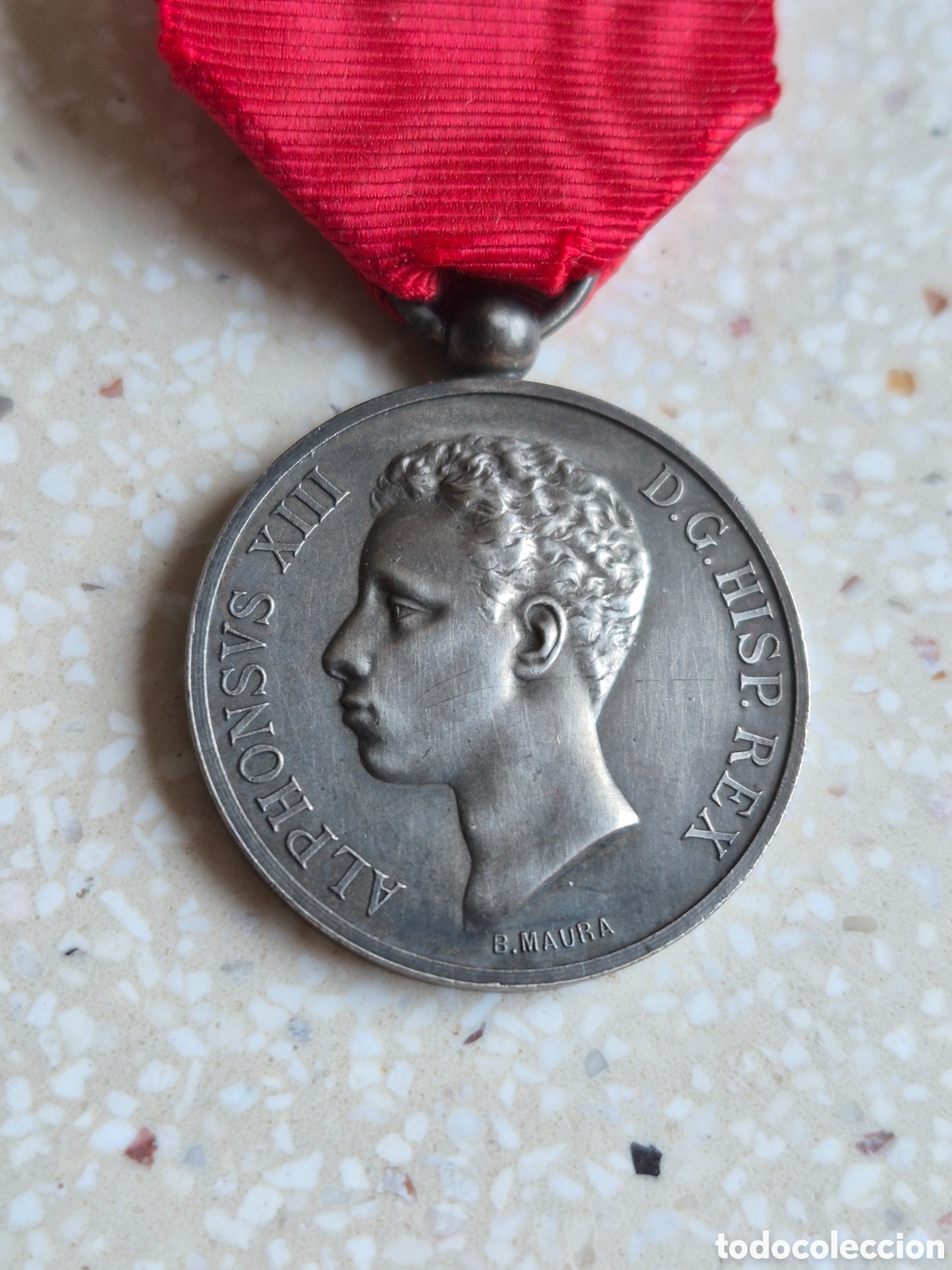 Militaria: Medalla ALFONSO XIII - CONMEMORATIVA 1902 - Realizada en PLATA - Firmada B. MAURA - Excelente .