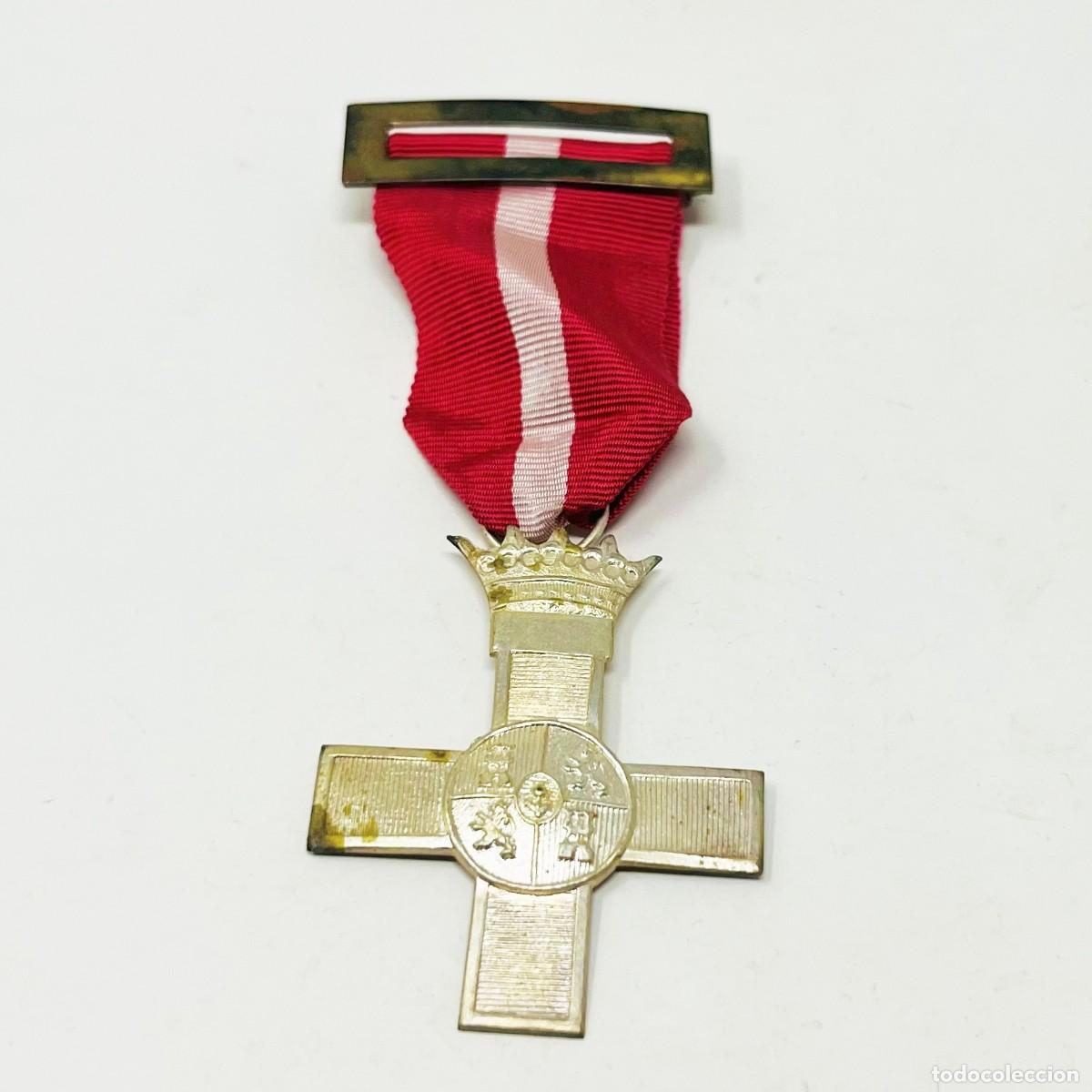 Militaria: Cruz del M&eacute;rito Militar con Distintivo Rojo para Tropa &ndash; &Eacute;poca Franquista