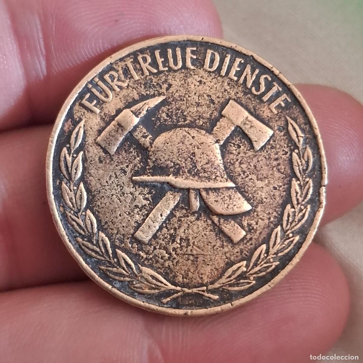 Militaria: medalla antigua Alemania Oriental (RDA/DDR) por servicios fieles en la brigada bomberos voluntarios
