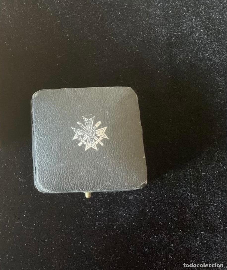 Militaria: ESTUCHE PARA LA CRUZ AL M&Eacute;RITO DE GUERRA CON ESPADAS DE 1&ordf; clase 1939 (KVK 1&ordf;). ALEMANIA III REICH.