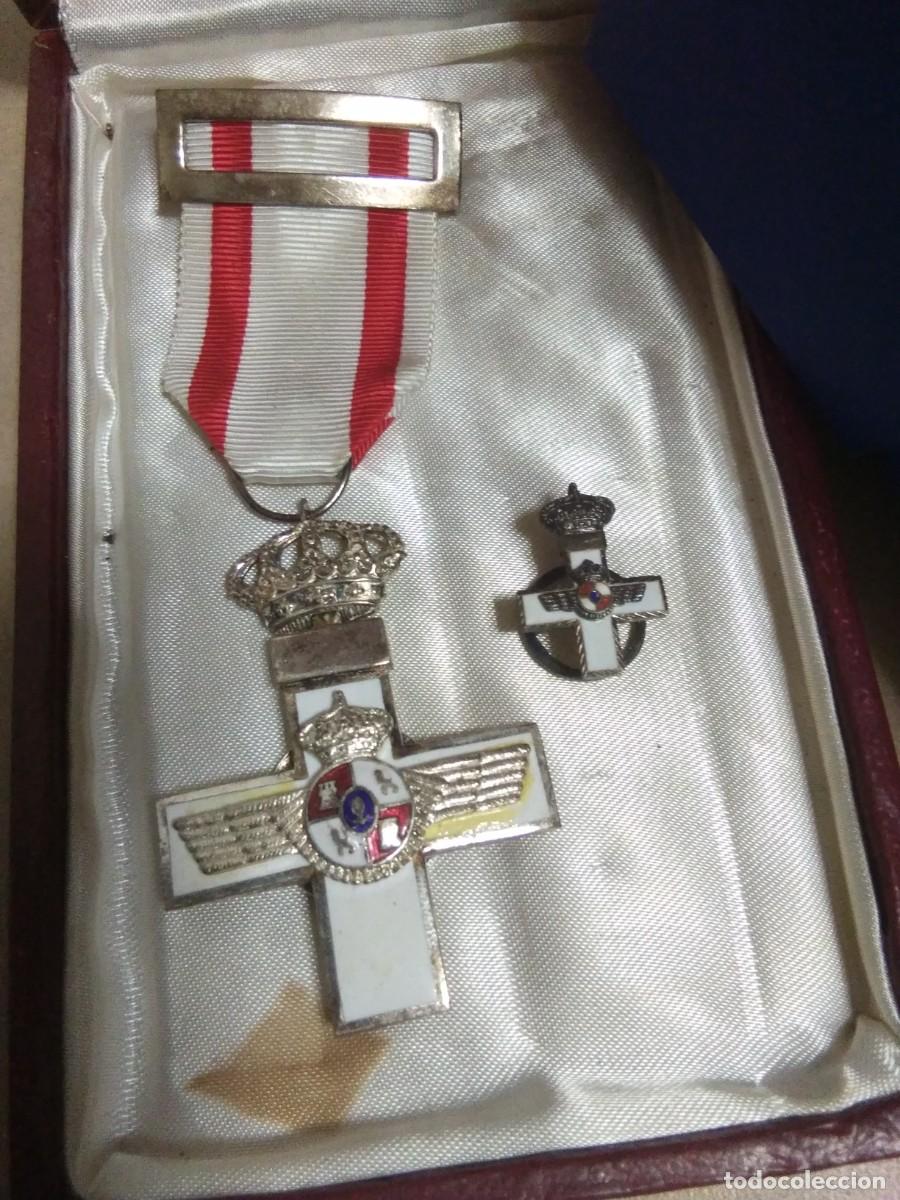 Militaria: Lote 2 medallas Cruz al M&eacute;rito Aeron&aacute;utico distintivo blanco