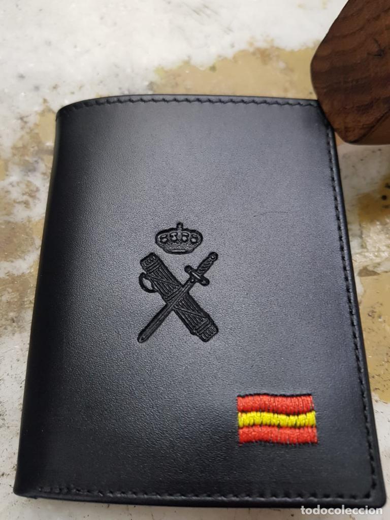 Militaria: Cartera Piel de Ubrique Guardia Civil con placa