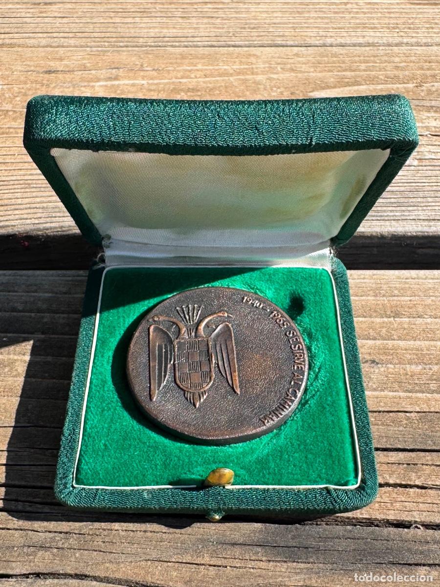 Militaria: Medalla falange seu se sirve al caminar 1940 1965 frente de juventudes XXV aniversario 4CMS
