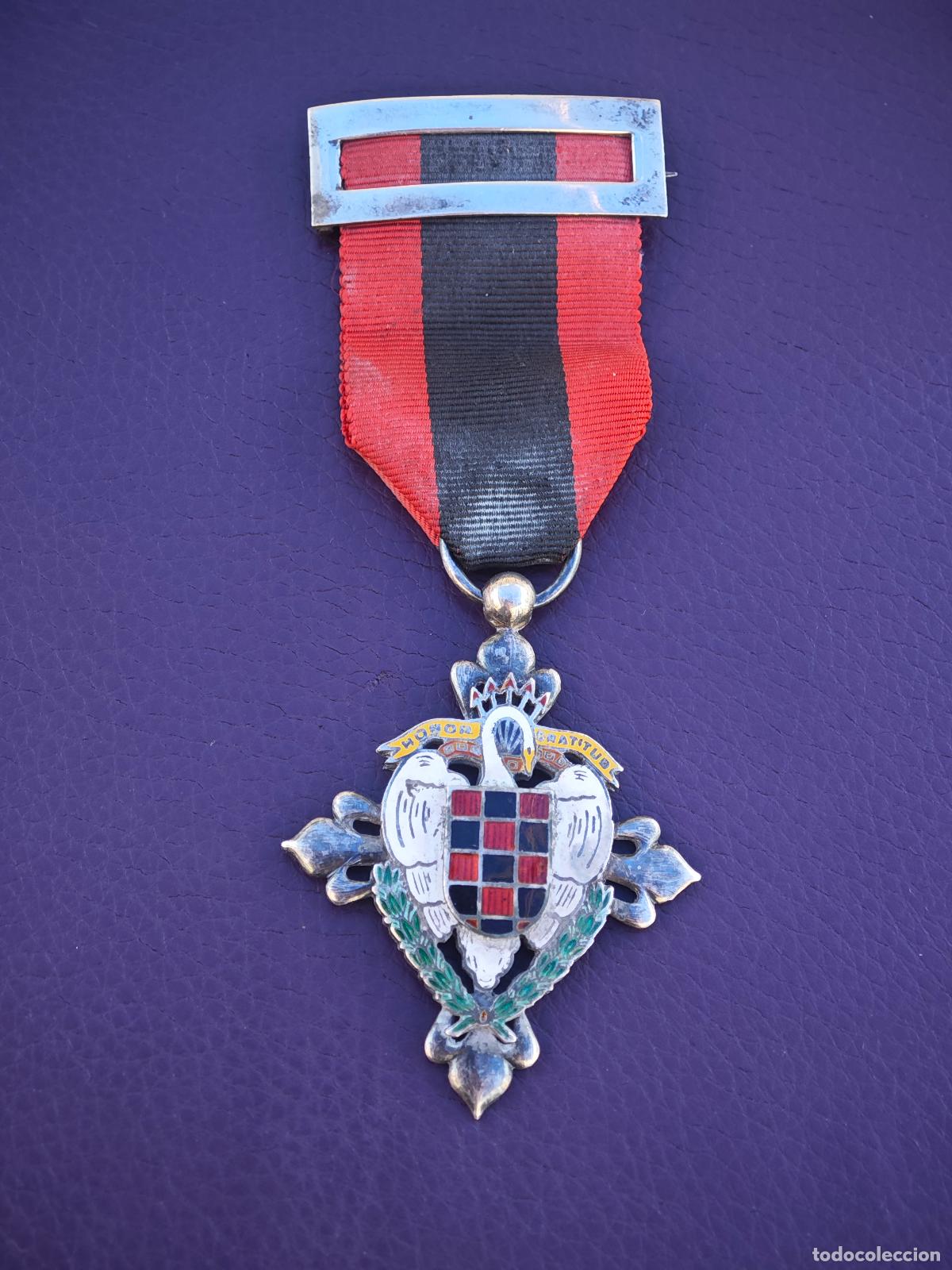 Militaria: Medalla esmaltada Honor y gratitud juventudes falange seu