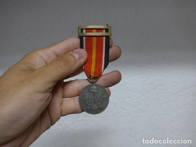 Militaria: Antigua medalla original antibolchevique de la Division Azul. II Guerra Mundial.