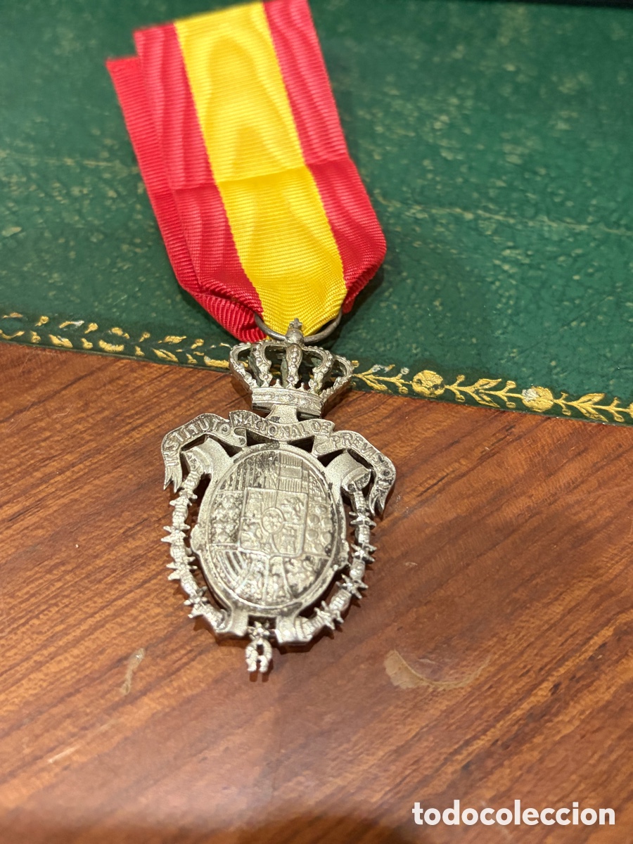 Militaria: Medalla Instituto Nacional de Previsi&oacute;n en Plata y pasado tambi&eacute;n plata -
