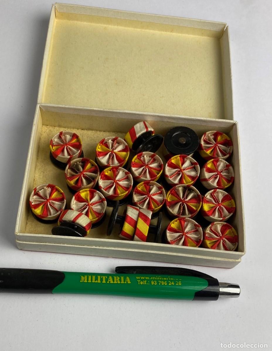 Militaria: Caja de Rosetas miniaturas de condecoraci&oacute;n para uso no uniformado con la inscripci&oacute;n MARIA CRISTINA