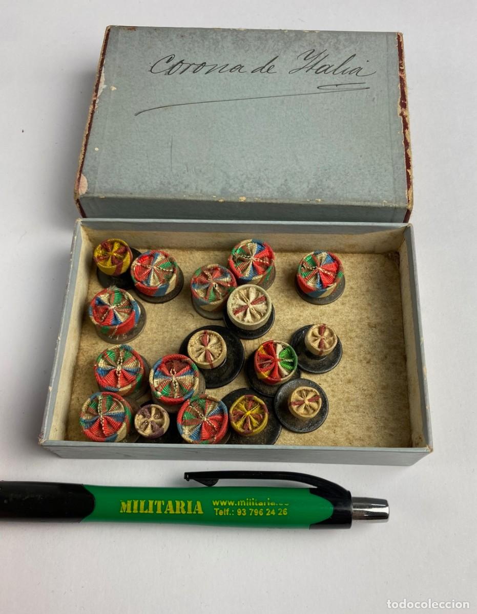 Militaria: Caja de Rosetas miniaturas de condecoraci&oacute;n para uso no uniformado con la inscripci&oacute;n CORONA DE ITAL