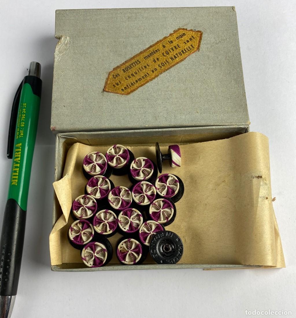 Militaria: Caja de Rosetas miniaturas de condecoraci&oacute;n para uso no uniformado con la inscripci&oacute;n SAN HERMENEGIL
