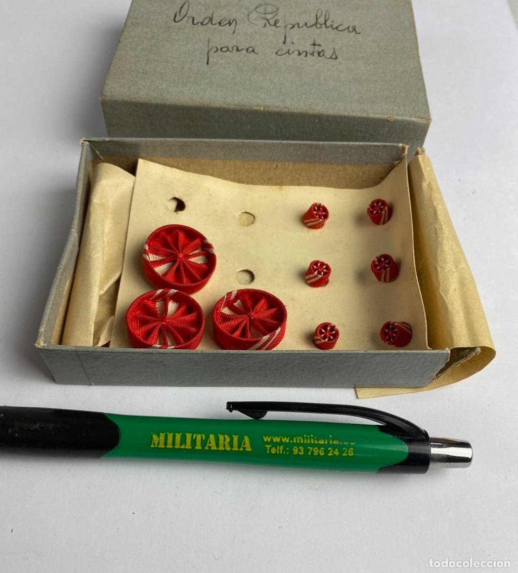 Militaria: Caja de Rosetas miniaturas de condecoraci&oacute;n para uso no uniformado con la inscripci&oacute;n ORDEN REP&Uacute;BLIC