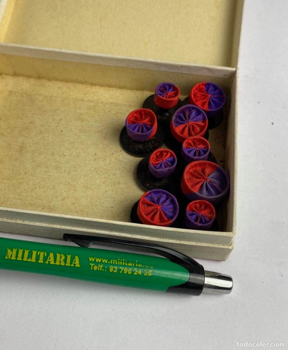Militaria: Caja de Rosetas miniaturas de condecoraci&oacute;n para uso no uniformado con la inscripci&oacute;n VOLUNTARIOS CU
