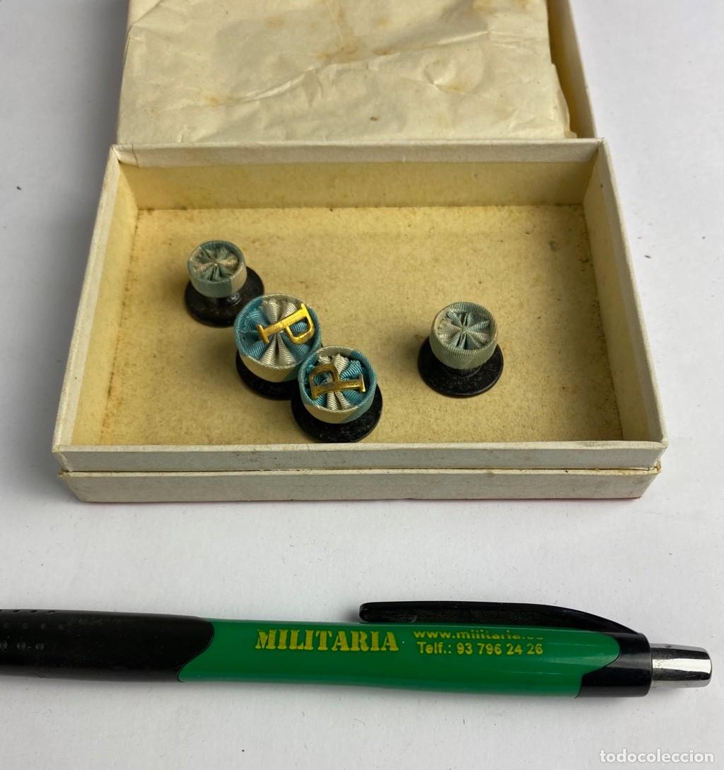 Militaria: Caja de Rosetas miniaturas de condecoraci&oacute;n para uso no uniformado con la inscripci&oacute;n CARLOS III&ordm; 7