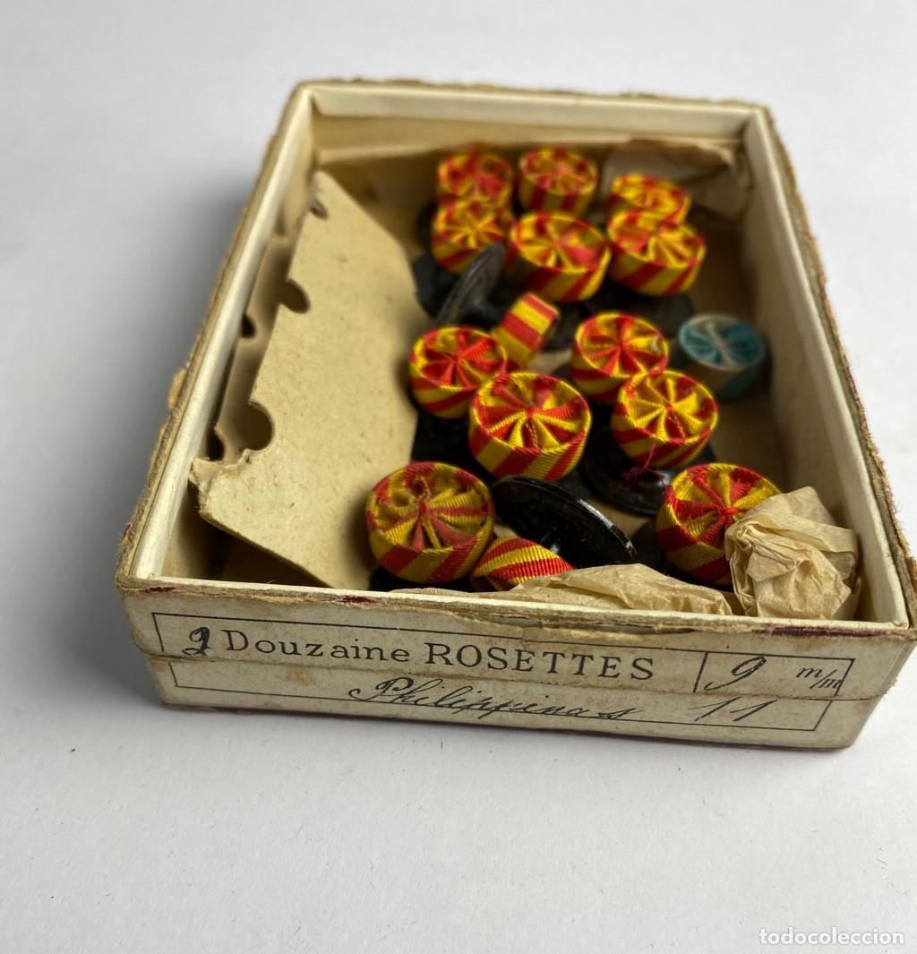 Militaria: Caja de Rosetas miniaturas de condecoraci&oacute;n para uso no uniformado con la inscripci&oacute;n FILIPINAS 9